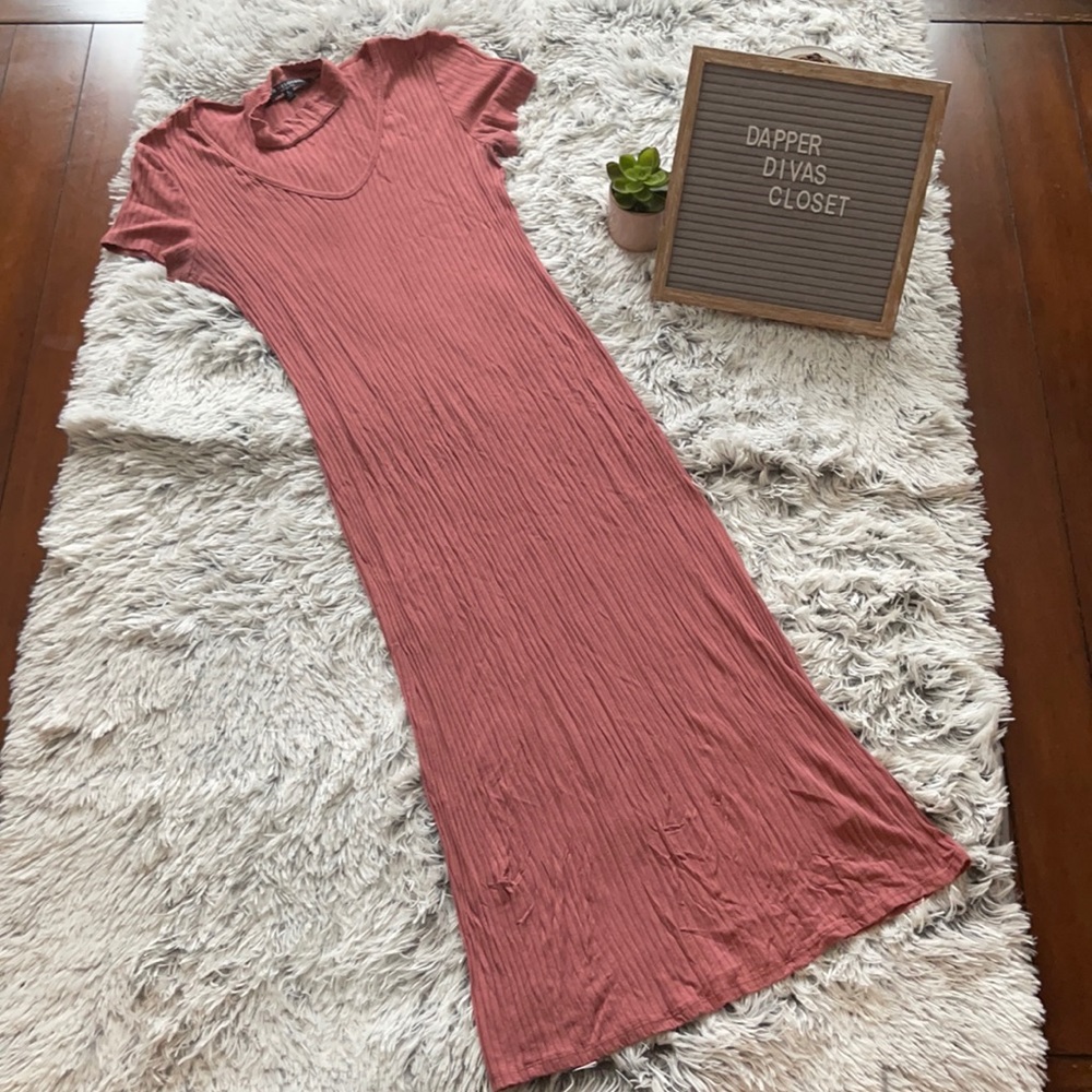Mauve midi stretch ribbed dress with neck detail
